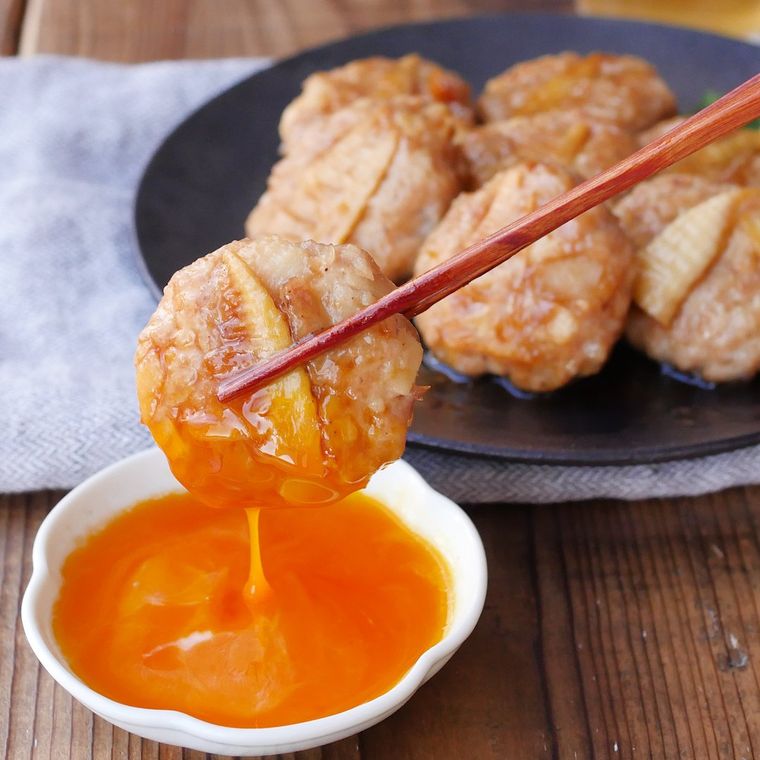 たけのこつくねに卵黄を絡めている