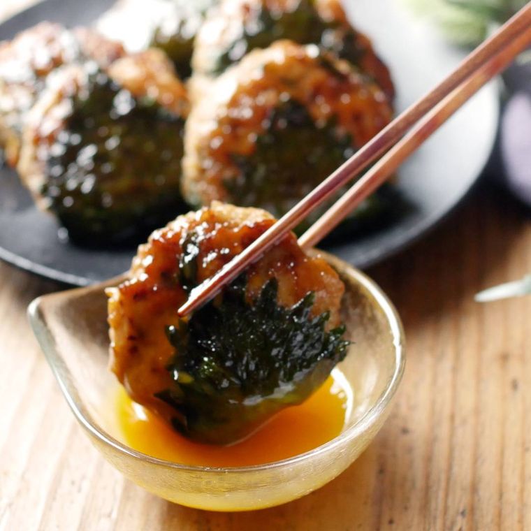 鶏しそつくねに卵黄を絡めている