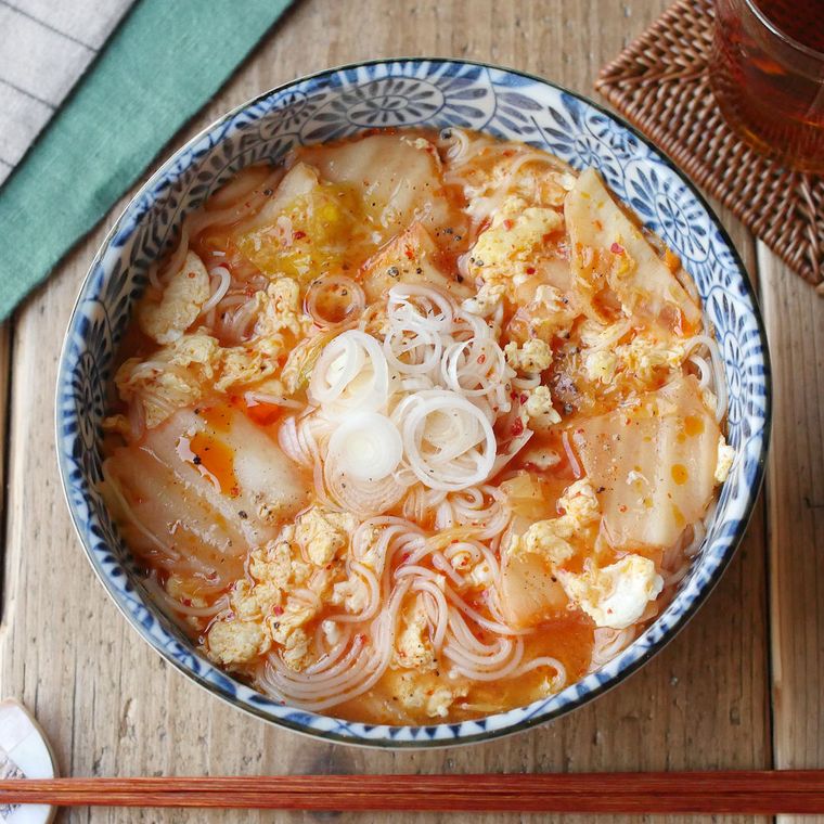 青い柄が入った器に盛り付けたキムたまにゅうめん