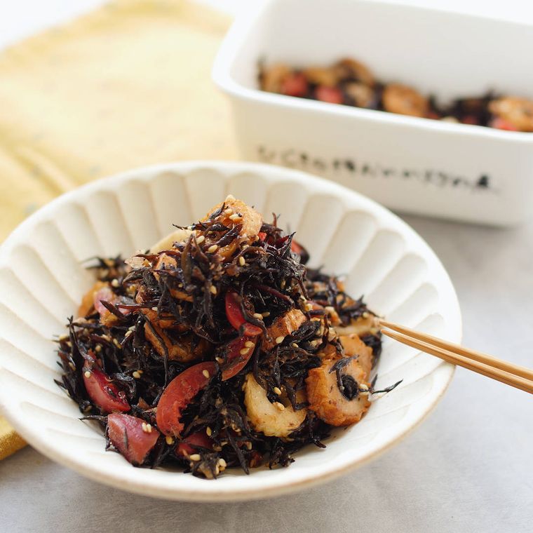 白い皿に盛り付けられたひじきの梅おかか煮