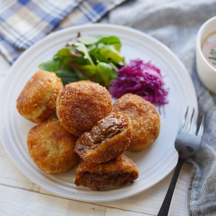 白い平皿に盛ったビーフシチューコロッケ