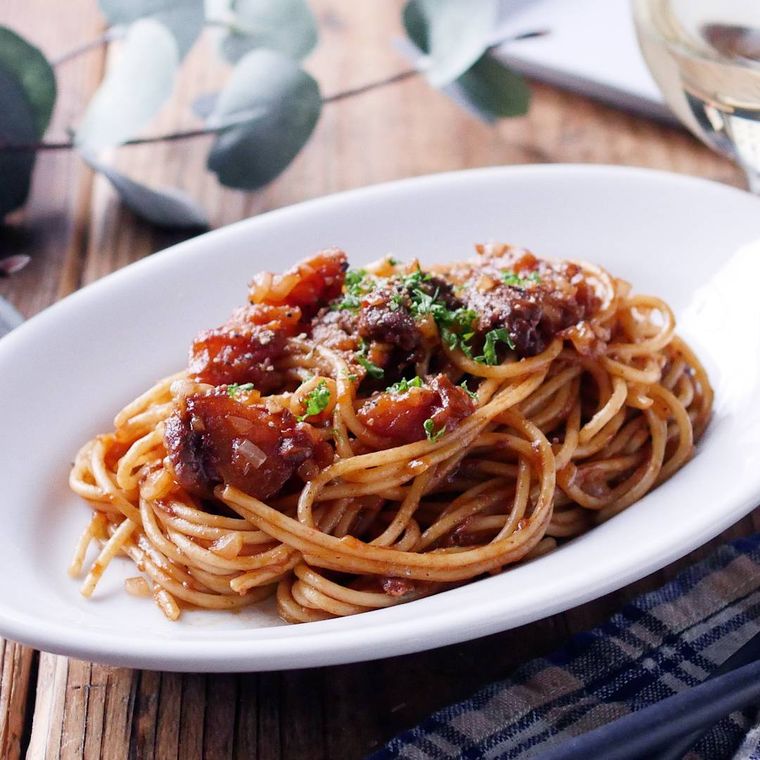 白いオーバル皿に盛ったビーフシチューパスタ