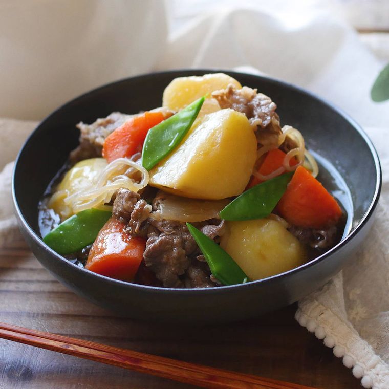 器に盛られた肉じゃが