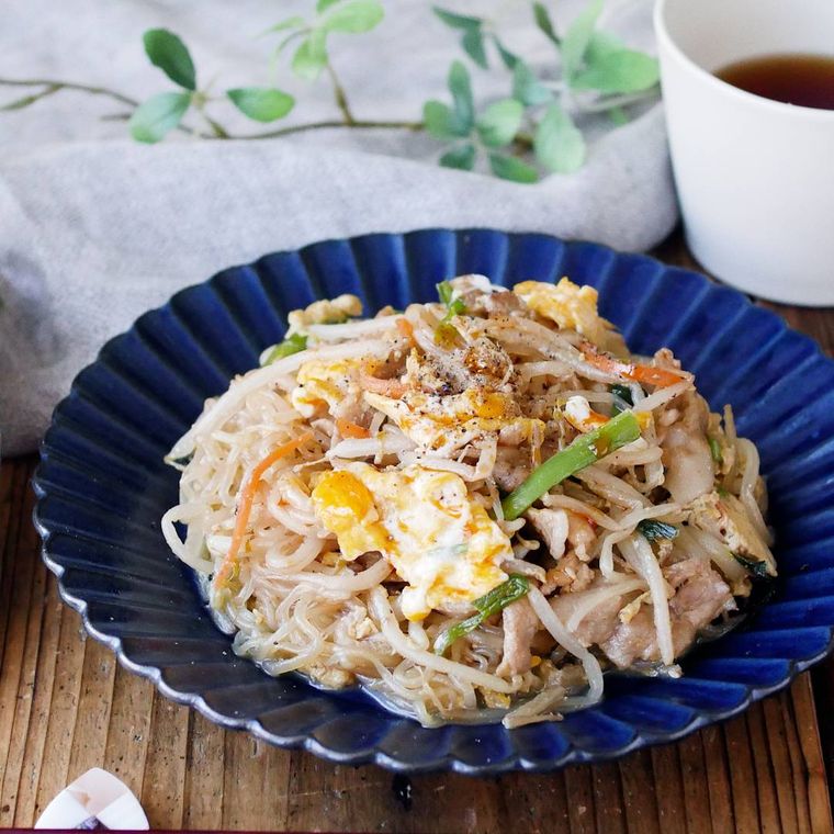 皿に盛られたしらたき焼きそば