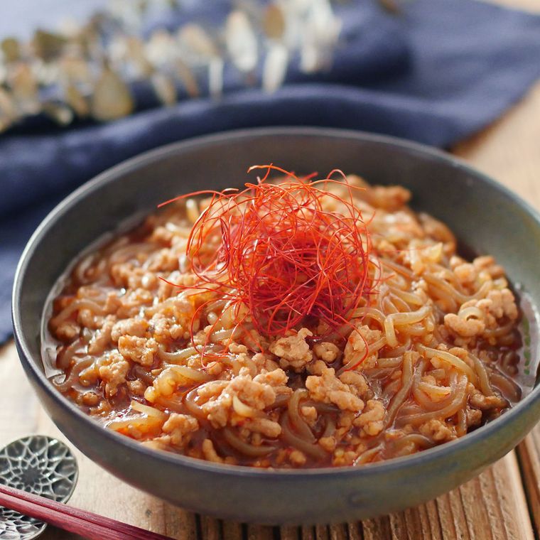 丼に盛られた麻婆しらたき