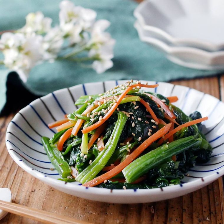 皿に盛られたほうれん草とにんじんのナムル