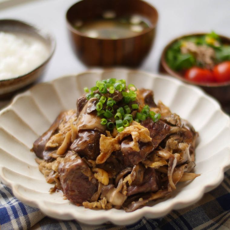 皿に盛られたまいたけと牛肉の卵炒め