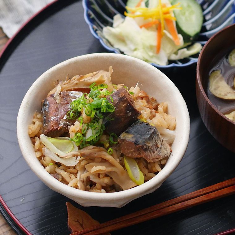 茶碗にそよわれたねぎとまいたけのさば味噌炊き込みごはん