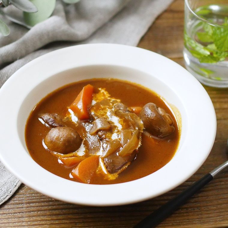 白い皿に盛られたビーフシチュー