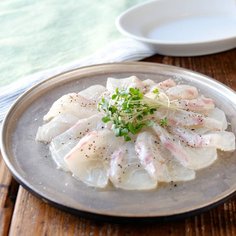 グレーの皿に盛られたカルパッチョ