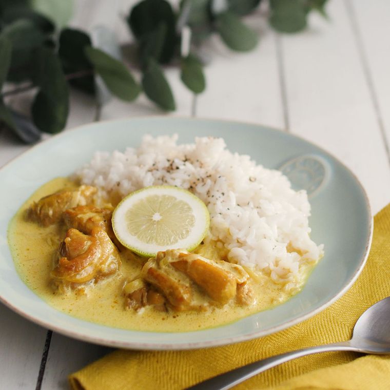 白い皿に盛られたレモンカレー