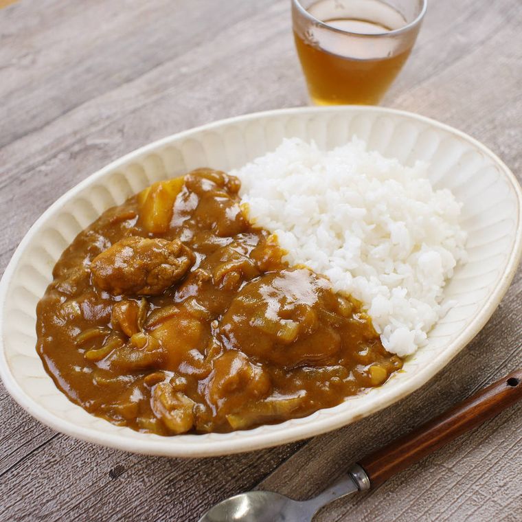 白い皿に盛られたチキンカレー
