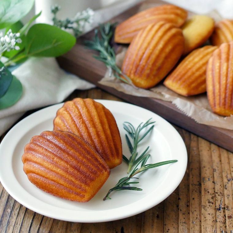 白い皿に盛られたおからマドレーヌ