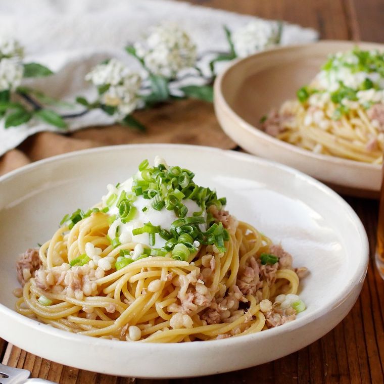 皿に盛られた悪魔のたぬきパスタ