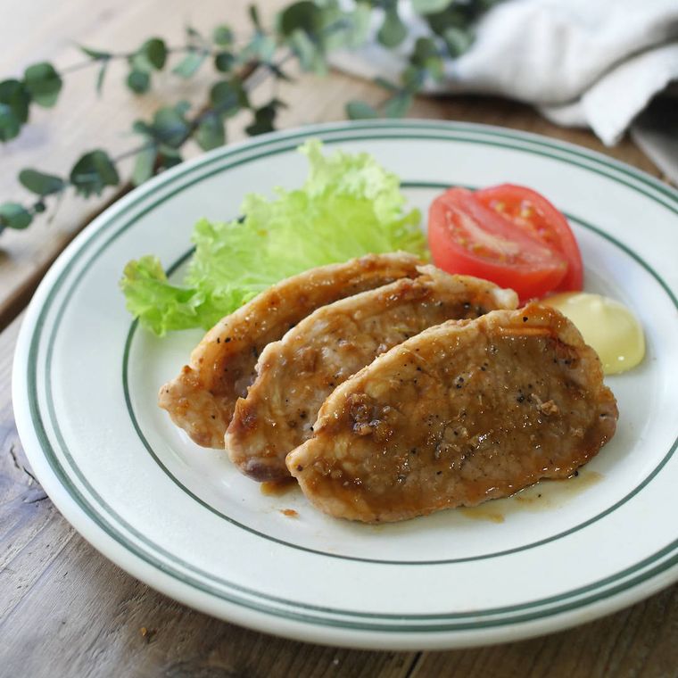皿に盛られた豚の生姜焼き
