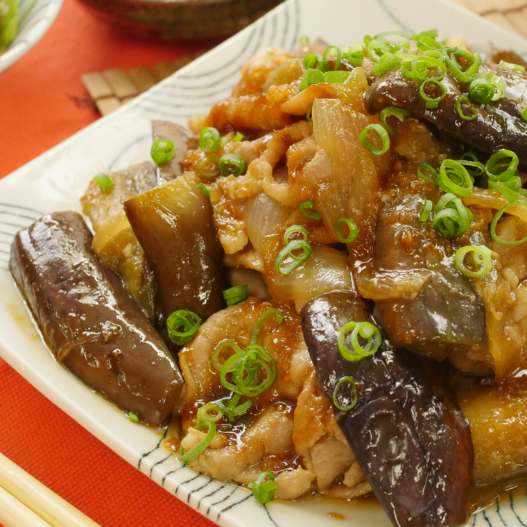 皿に盛られたなすと豚肉のとろみ生姜焼き
