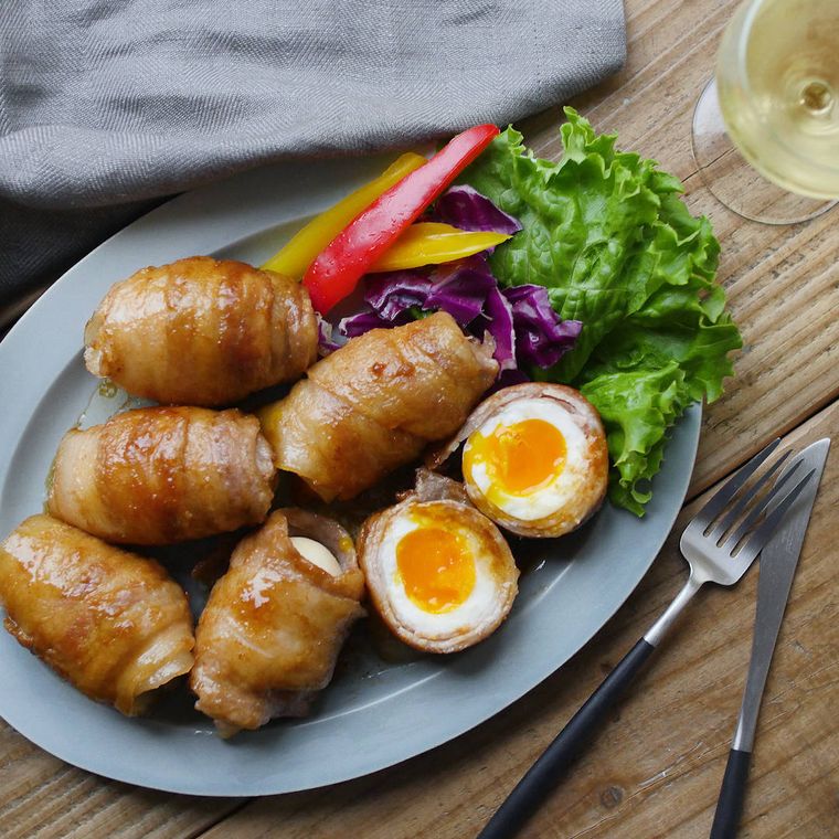 皿に盛られた肉巻きたまごの生姜焼き