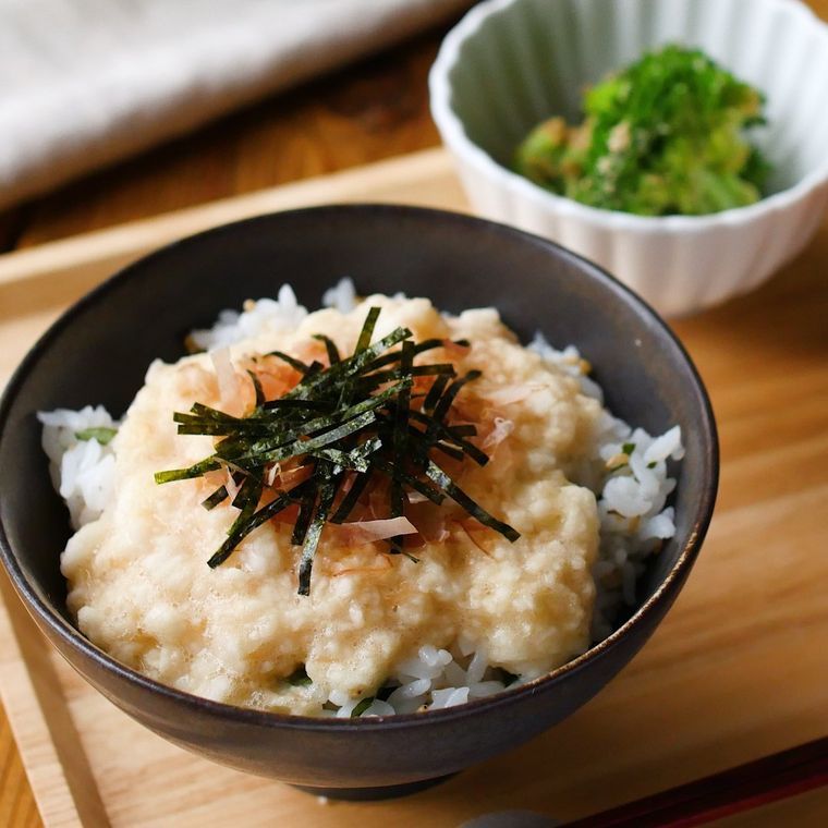 黒い茶碗に盛られた梅と大葉のとろろごはん