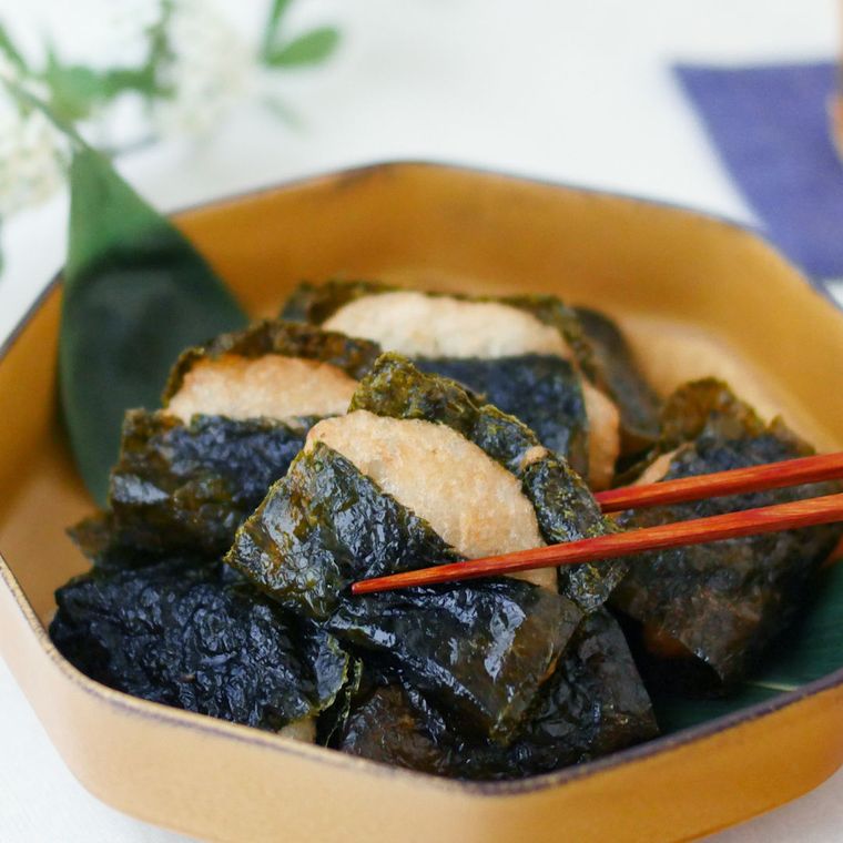 黄色い皿に盛られたとろろわさびの磯辺揚げ