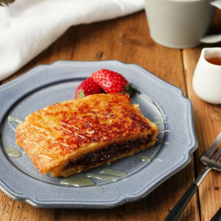 ブルーのお皿に盛られたパン粉で作ったフレンチトースト