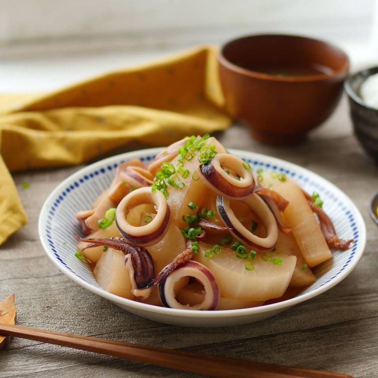 器に盛られたいかと大根の煮物