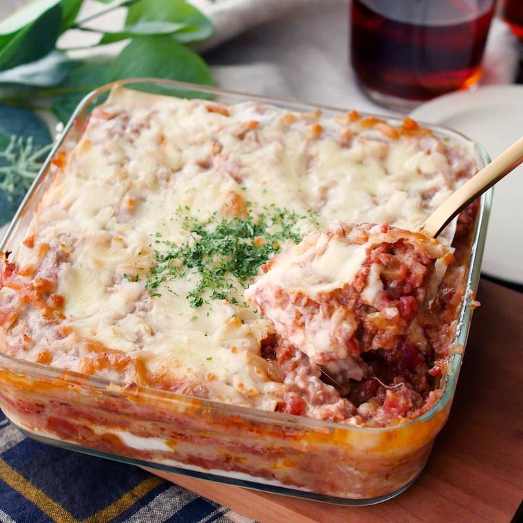 耐熱皿に入ったラザニア