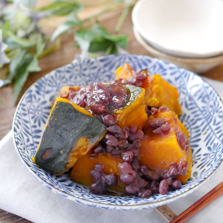 皿に盛り付けられたかぼちゃのいとこ煮