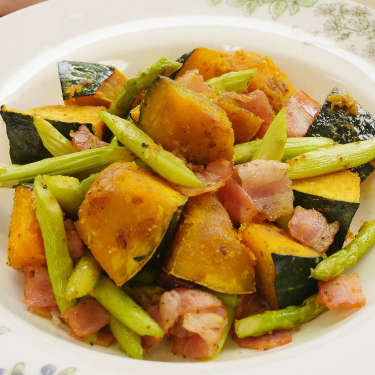 皿に盛り付けられたカリカリベーコンのジャーマンパンプキン