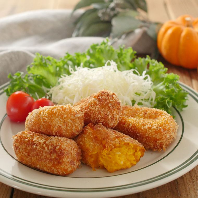 皿に盛り付けられたかぼちゃクリームコロッケ