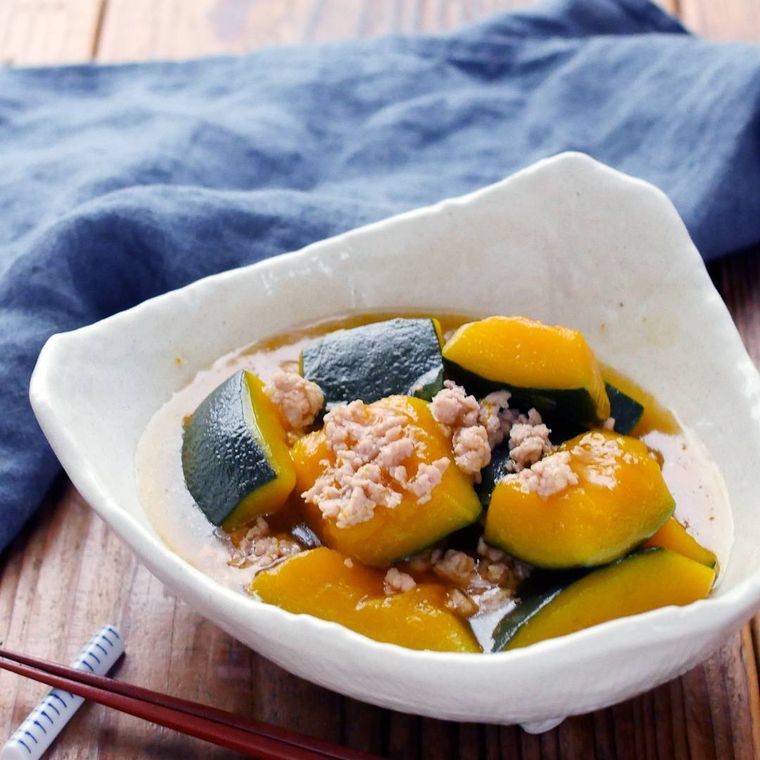 器に盛り付けられたかぼちゃのそぼろ煮