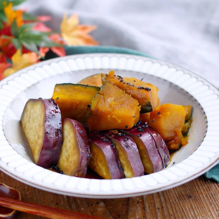 皿に盛り付けられたかぼちゃとさつまいもの煮物