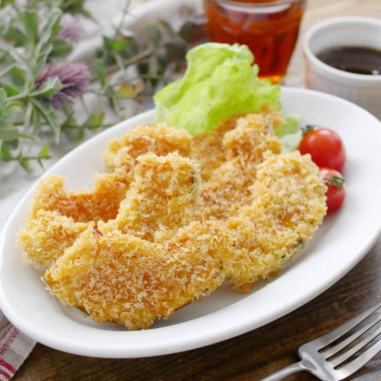 白い皿に盛り付けられたかぼちゃフライ