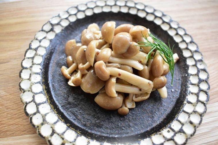 黒い皿に盛り付けたしめじのさっぱりマリネ