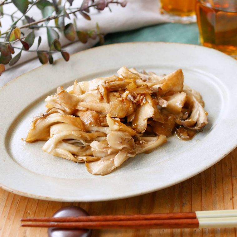 白い皿に盛り付けたまいたけのバターしょうゆ炒め