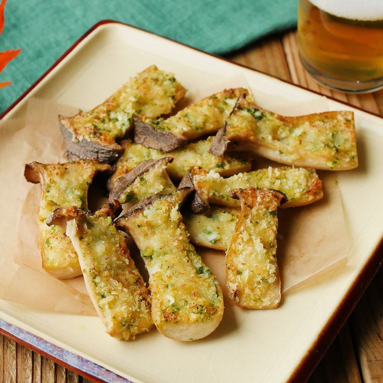 白い皿に盛り付けたガーリックエリンギ