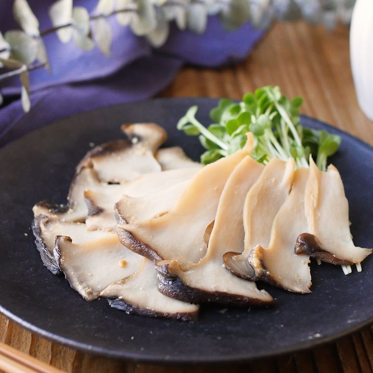 黒い皿に盛り付けた柚子こしょう香るエリンギのみそ漬け