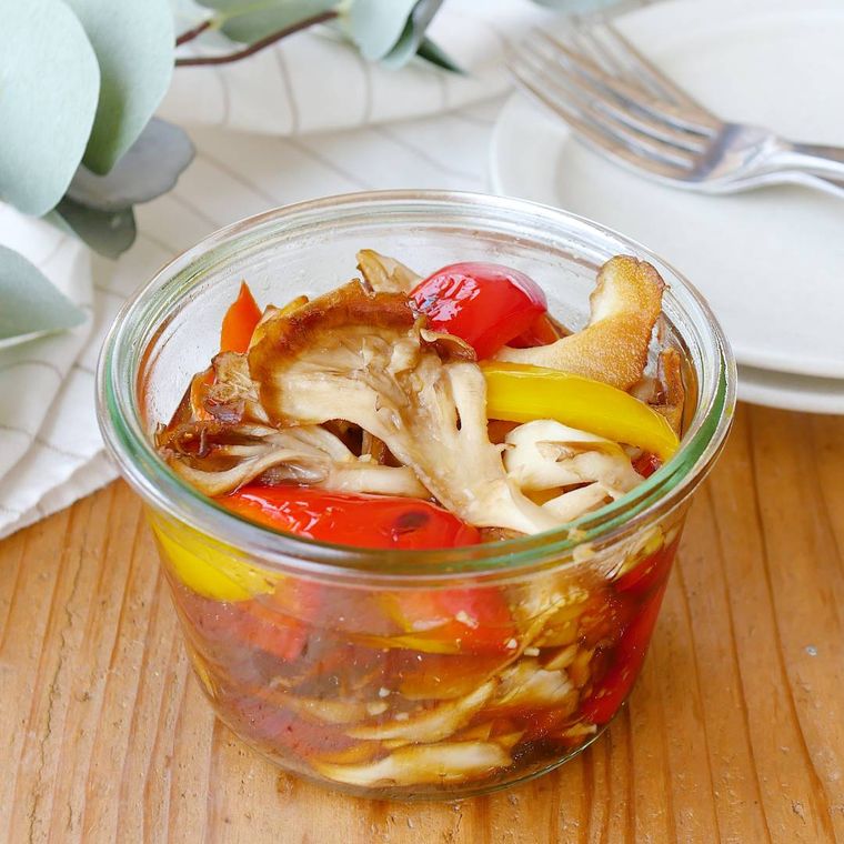 保存瓶に入ったまいたけとパプリカのマリネ