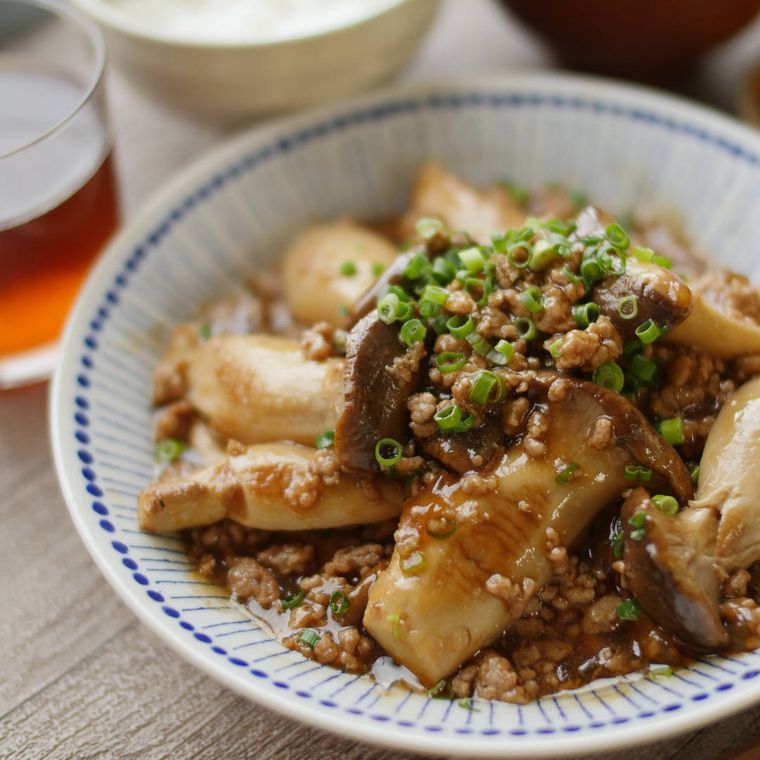 白い皿に盛り付けたまるごとエリンギのそぼろ煮
