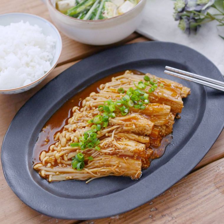 黒い皿に盛り付けたヤンニョムえのき