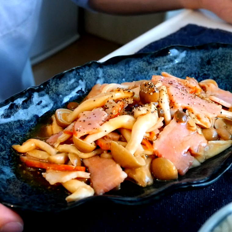 黒い皿に盛り付けたしめじとベーコンのやみつきソテー