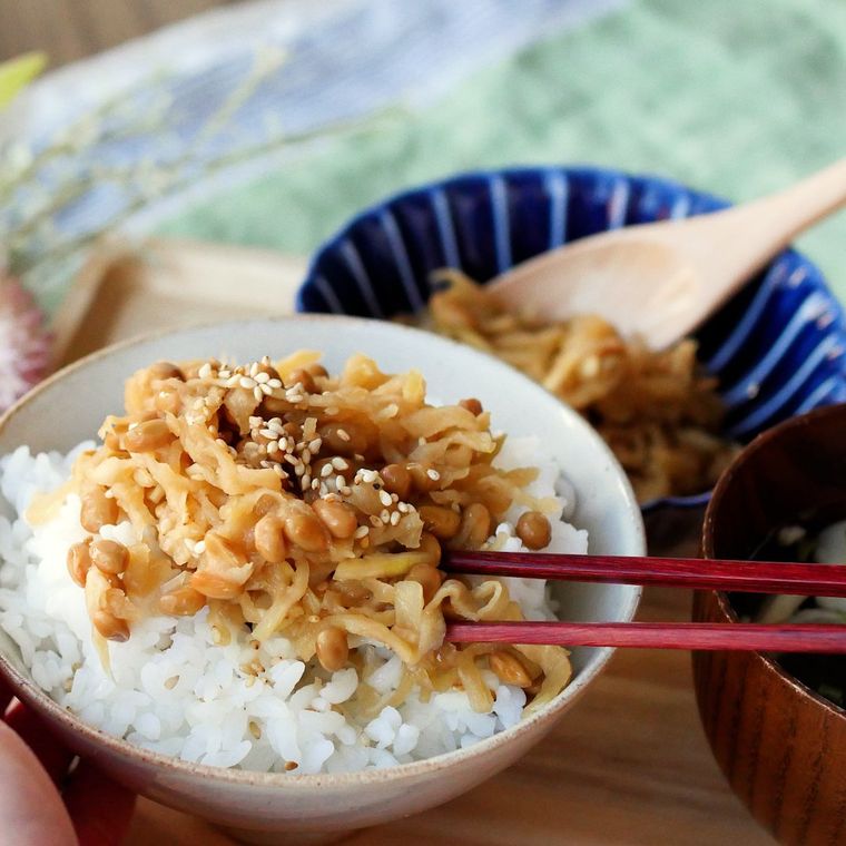 ごはんの上にのったそぼろ納豆ふりかけ