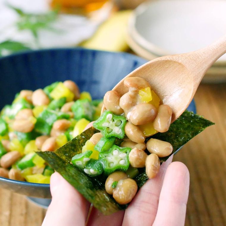 オクラ納豆を海苔にのせている