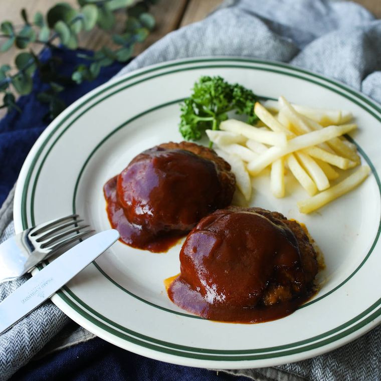 皿に盛られたハンバーグ