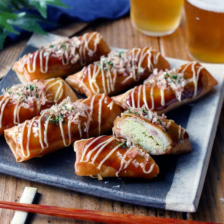 皿に盛られたお好み焼き風春巻き
