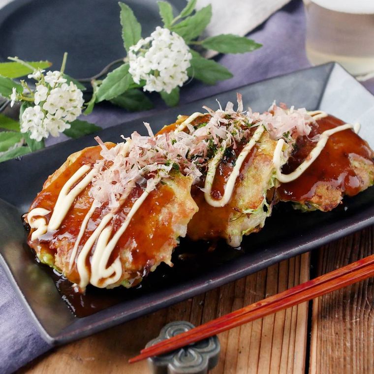 皿に盛られたじゃがいものお好み焼き