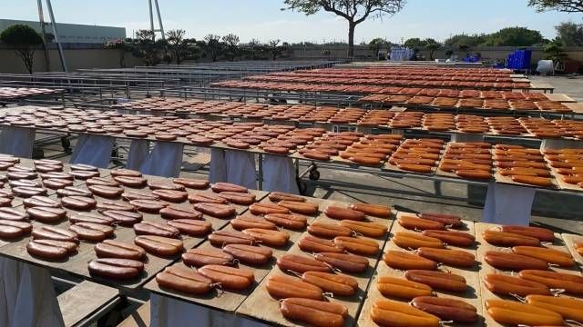 からすみが天日干しされている様子