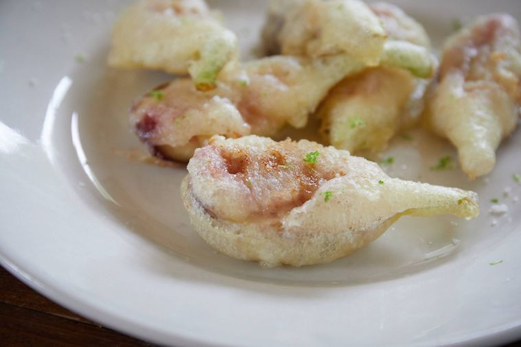 白い深皿に盛りつけたいちじくのフリット