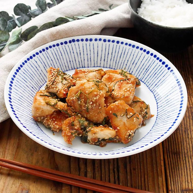 柄つきの皿に盛られた鶏むね肉の梅ぽん照り焼き