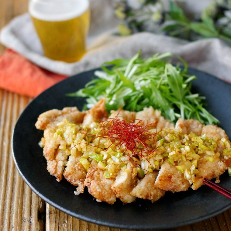 黒い皿に盛られた鶏むね肉の油淋鶏