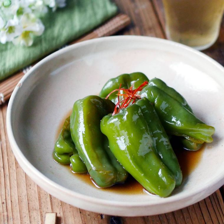白い皿に盛られたまるごとピーマンのにんにくポン酢浸し